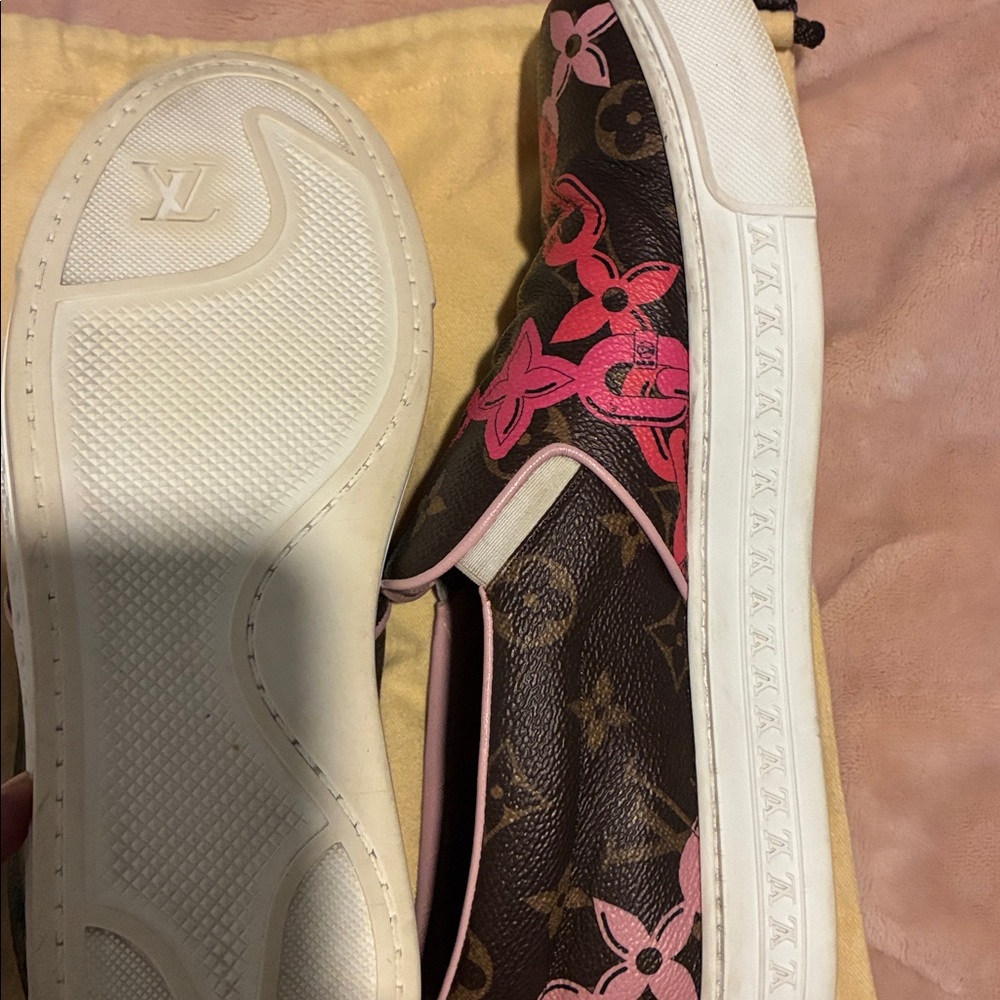 Louis Vuitton logo sneakers. - Picture 6 of 10